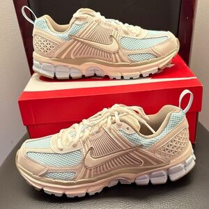 New Nike women’s Vomero 5 Cream and Light Blue Athletic Sneakers Shoes Size 6